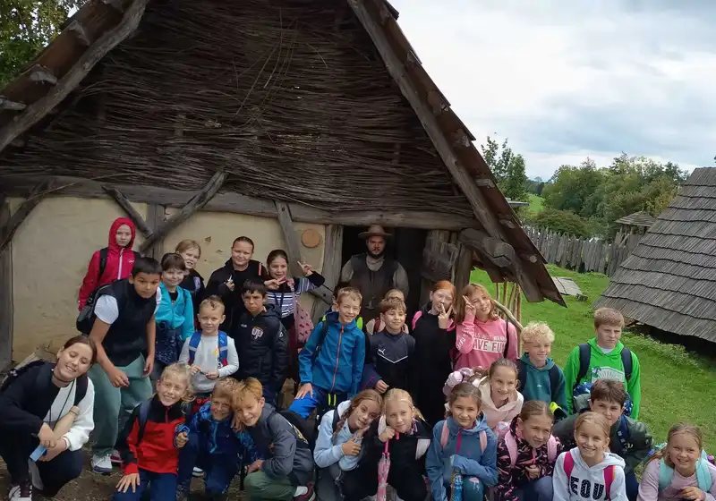 Čtvrťáci v Archeoskanzenu Modrá