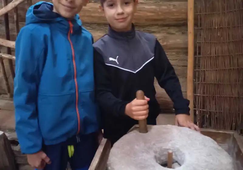 Čtvrťáci v Archeoskanzenu Modrá