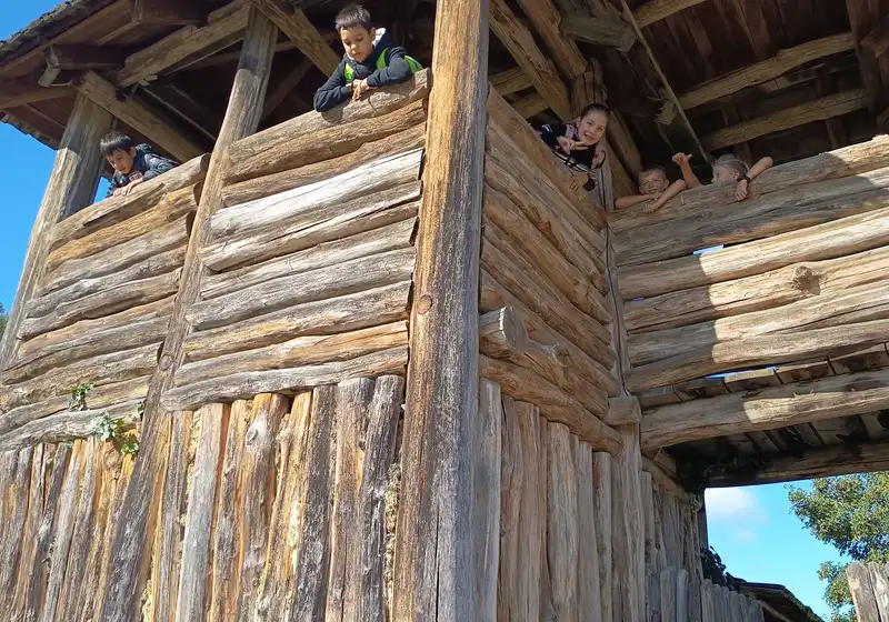 Čtvrťáci v Archeoskanzenu Modrá