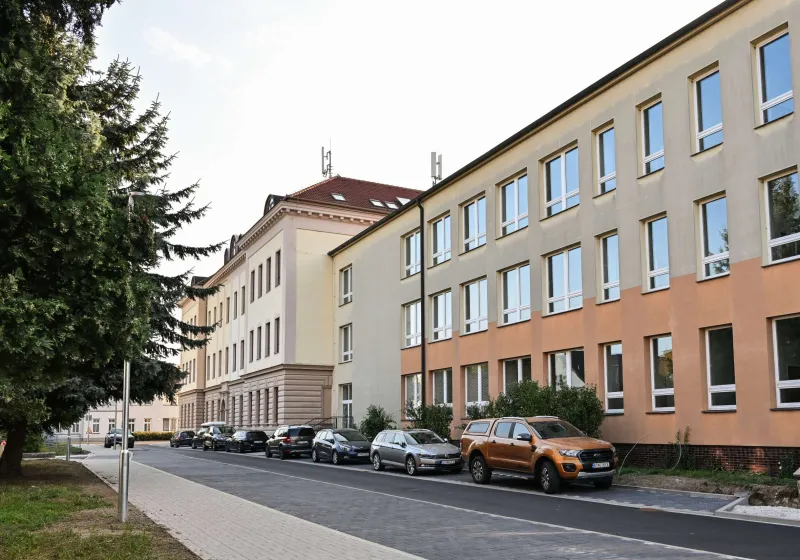 budova-skoly-barevna