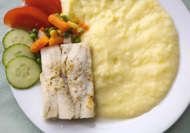 Zapečená treska se zeleninou, bramborová kaše