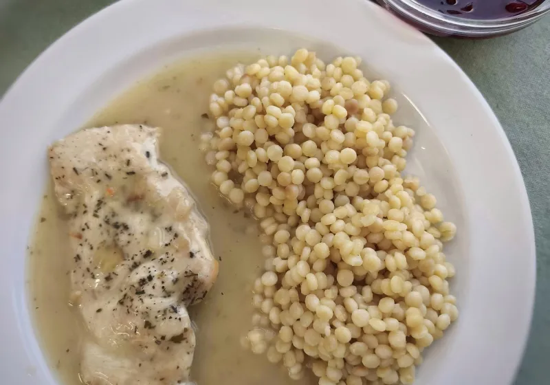 Kuřecí plátek na bylinkách, tarhoňa, červená řepa