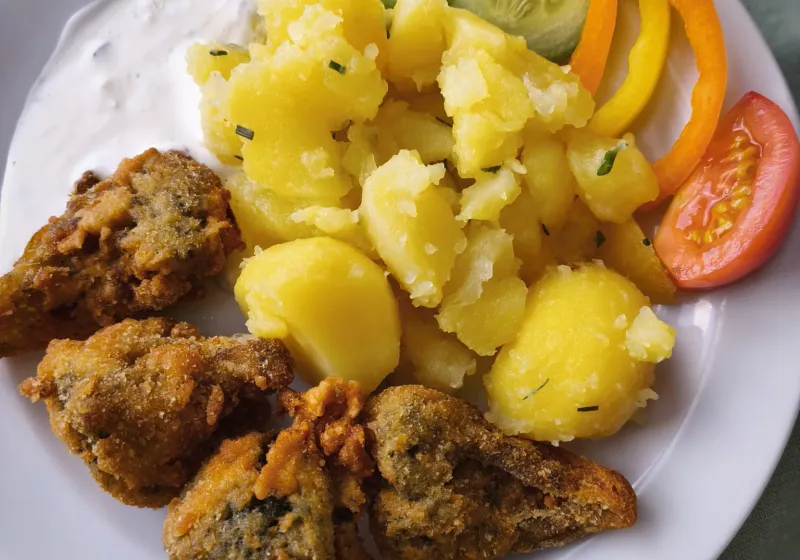 Smažená brokolice,brambory,domácí tatarka