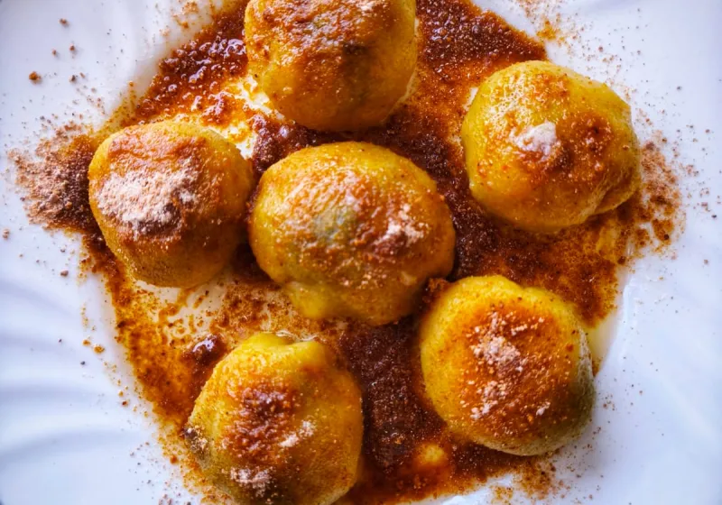 Bramborové knedlíky mrkváčky s povidly sypané perníkem