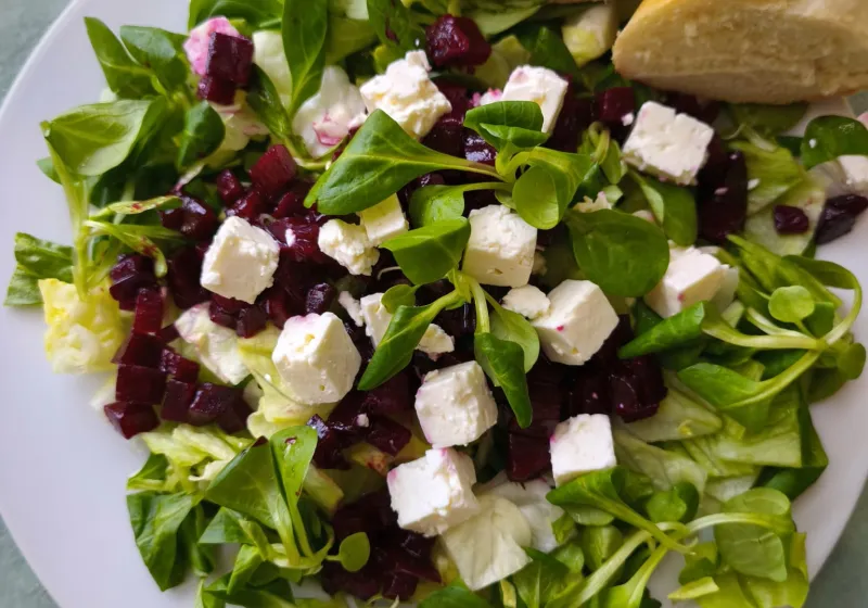 Listový salát s červenou řepou a balkánským sýrem, bagetka