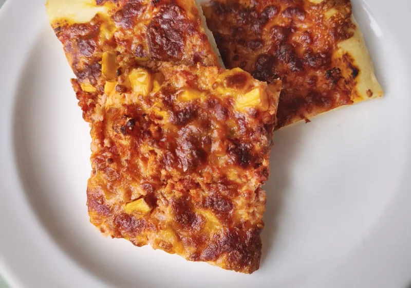 Pizza se šunkou, sýrem a kukuřicí