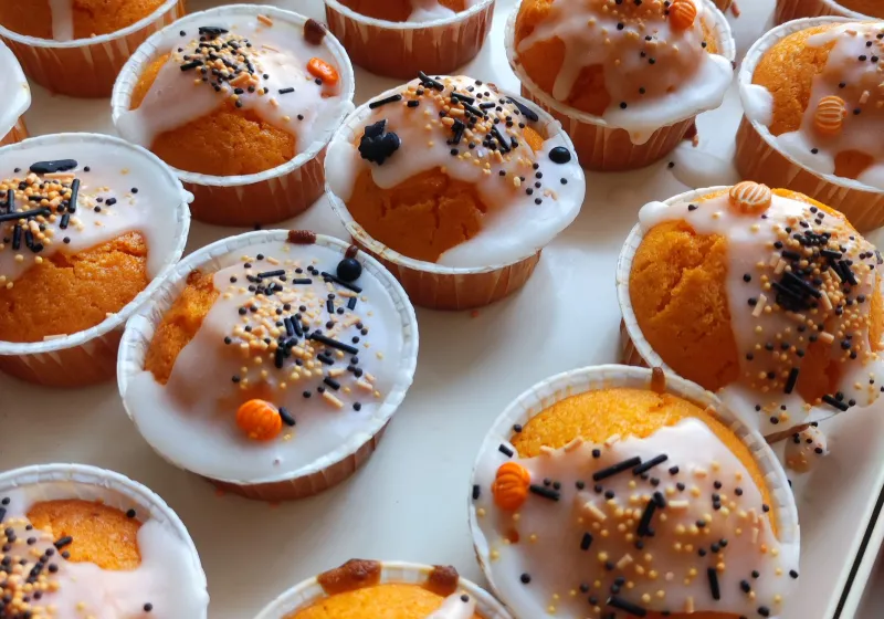 Haloweenský pomerančový muffin s citrónovou polevou
