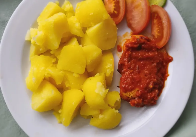 Kuřecí s ajvarem, brambor