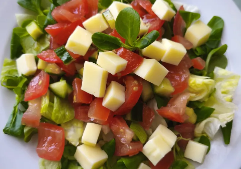 Salát Caprese s rajčaty a mozzarelou