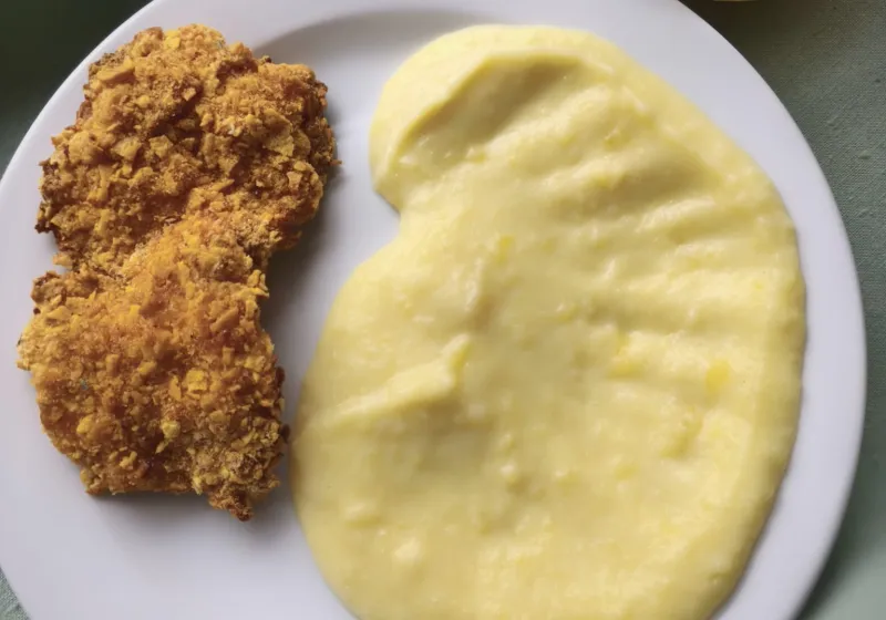 Domácí kuřecí stripsy, bramborová kaše, salát z čínského zelí