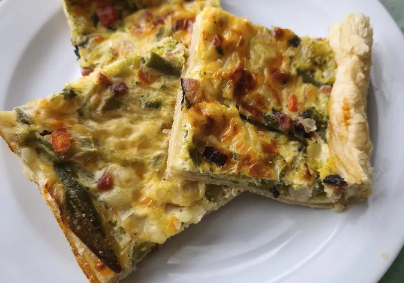 Quiche-slaný francouzský koláč se zeleninou,slaninkou a sýrem