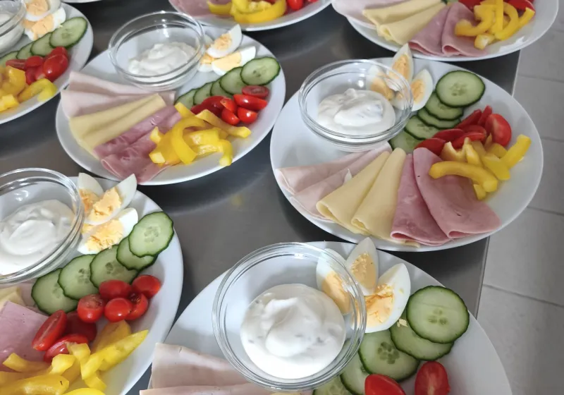 Obložený talíř, tvarohová pomazánka, pečivo