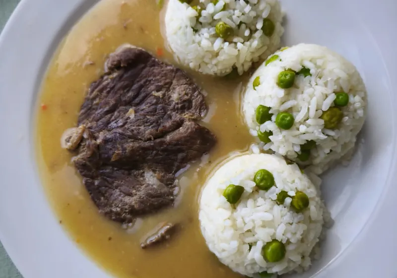 Hovězí roštěná s hráškovou rýží