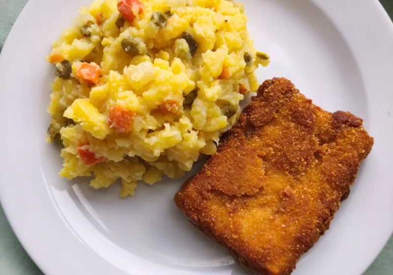 Smažená aljašská treska s bramborovým salátem