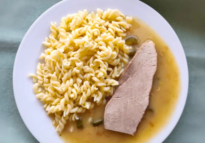 Znojemská vepřová pečeně, těstoviny