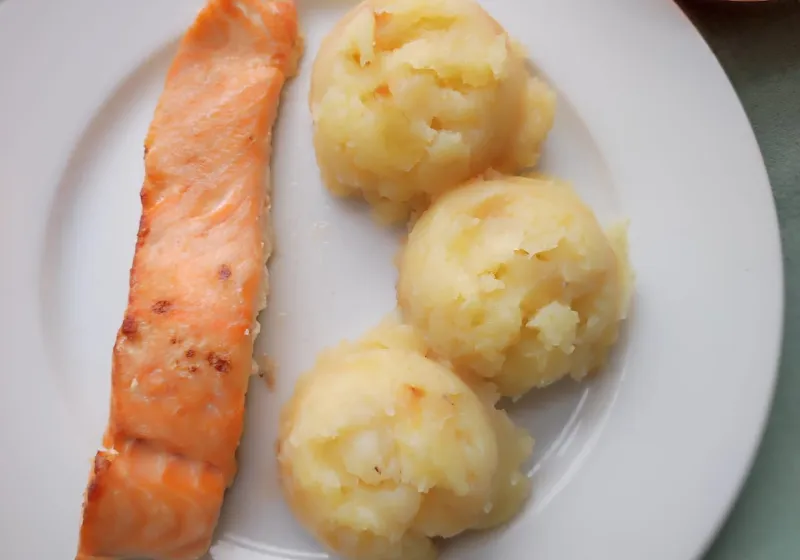 Losos na másle, šťouchané brambory, mrkvový salát