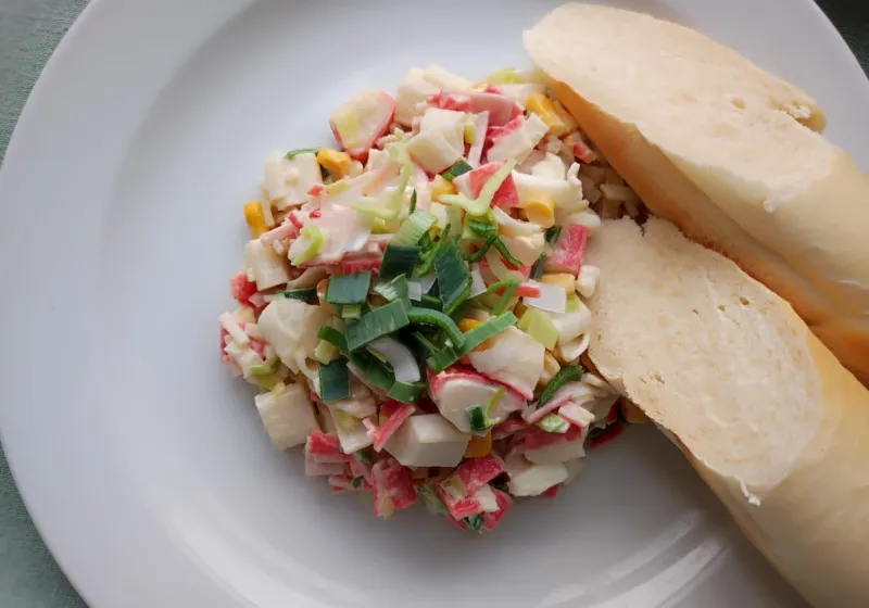 Salát s krabími tyčinkami, pečivo