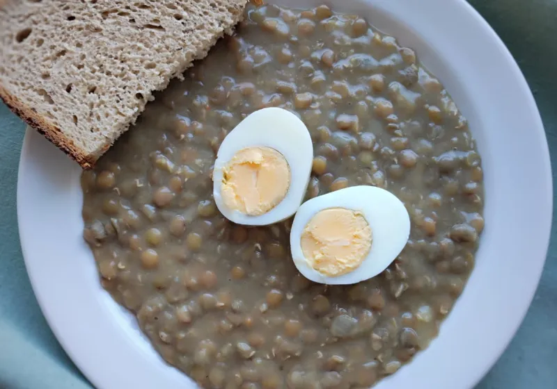 Čočka na kyselo, vejce, chléb