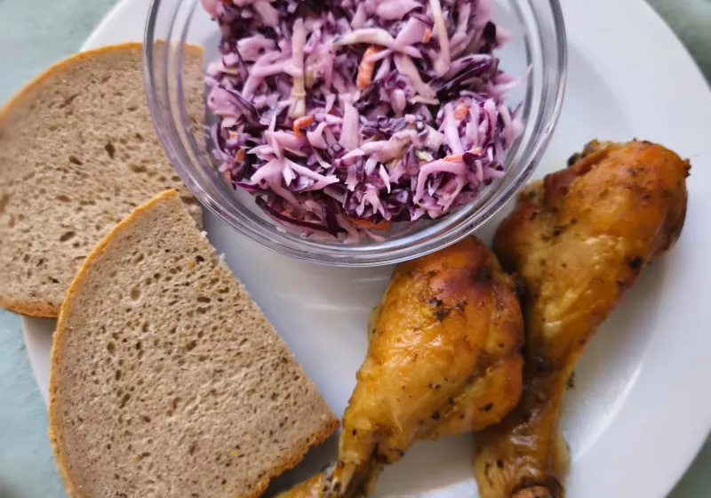 Pečené kuřecí stehno, coleslaw salát, chléb