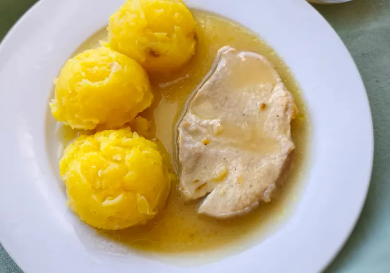 Přírodní vepřový plátek, šťouchané brambory, čalamáda