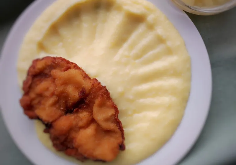 Vepřový řízek s bramborovou kaší, kompot