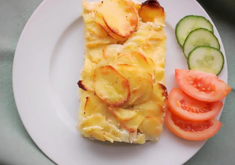 Zapečené brambory s kuřecím masem a smetanou