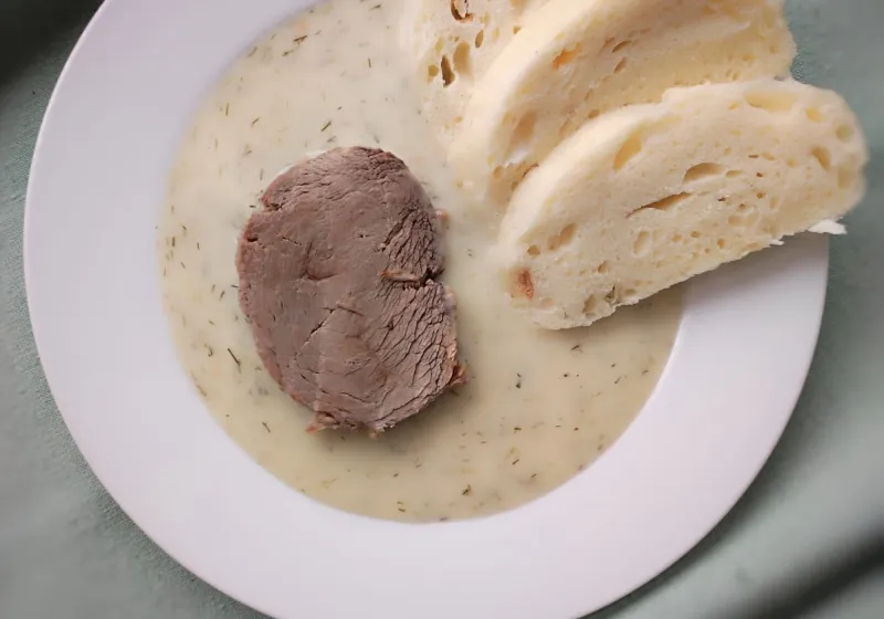 Koprová omáčka s hovězím, kynutý knedlík