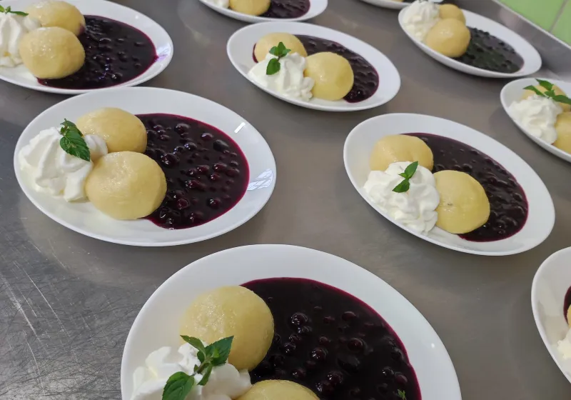 Slavnostní dezert:knedlíčky s borůvkovým přelivem