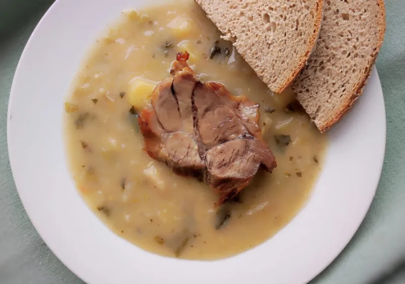 Dušená kapusta, pečená krkovička, chléb