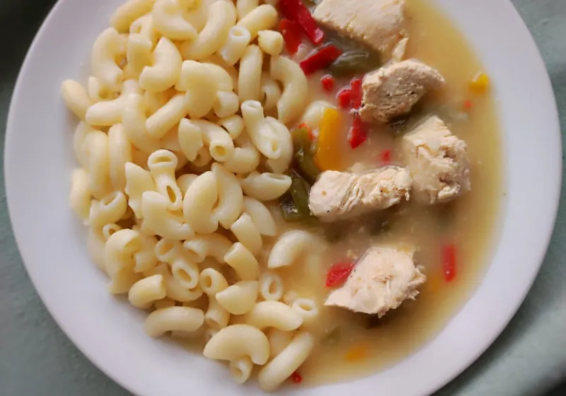 Kuřecí na řezané paprice, těstoviny