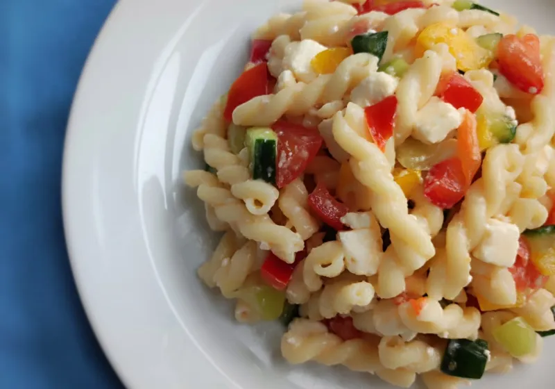 Těstovinový salát se zeleninou a balkánským sýrem