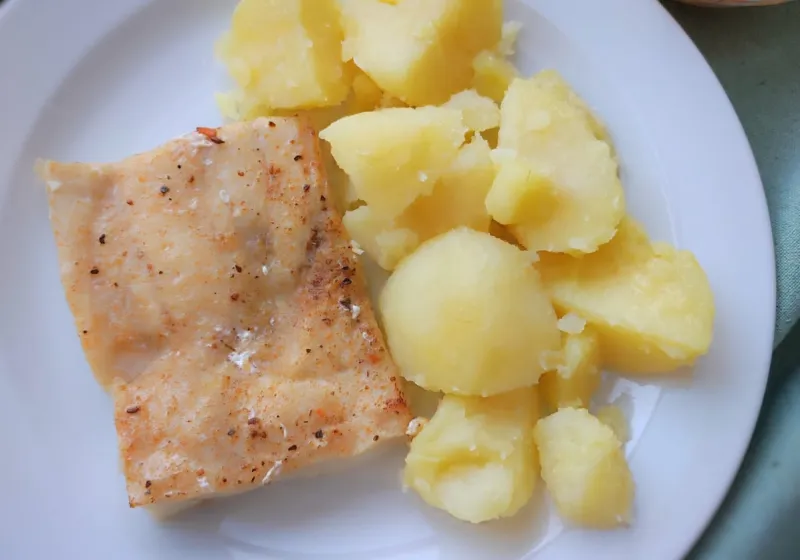 Pečené filé na másle, brambor, zeleninový salát