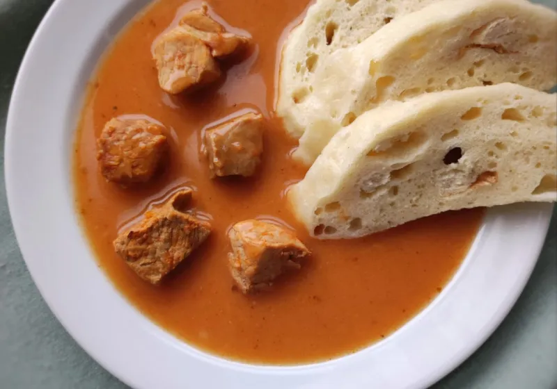 Vepřový guláš, kynutý knedlík