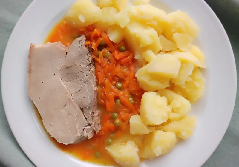 Dušená mrkev s hráškem a vepřovým masem, brambor