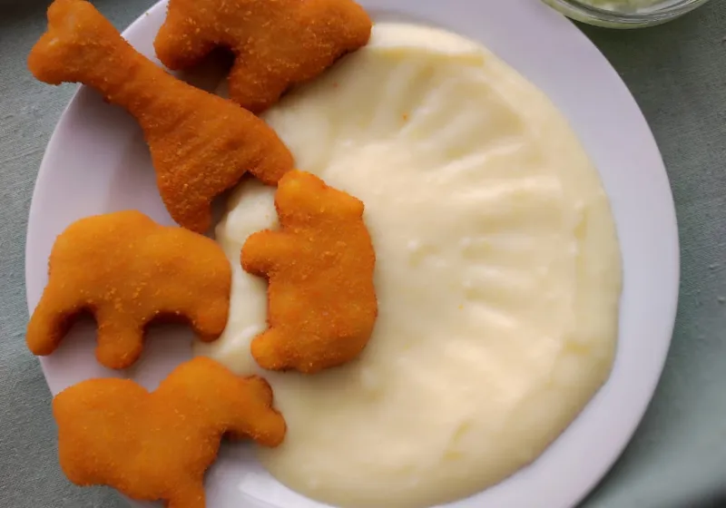 Kuřecí safari nugetky, bramborová kaše, okurkový salát