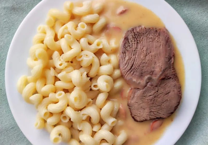 Frankfurtská omáčka s hovězím masem, těstoviny