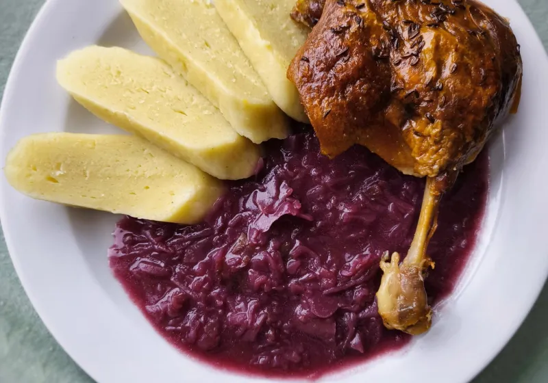 Pečená kachna s červeným zelím a bramborovým knedlíkem