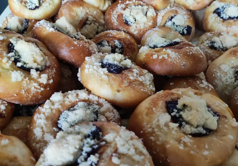 Bzenecké koláče s tvarohem, povidly a drobenkou