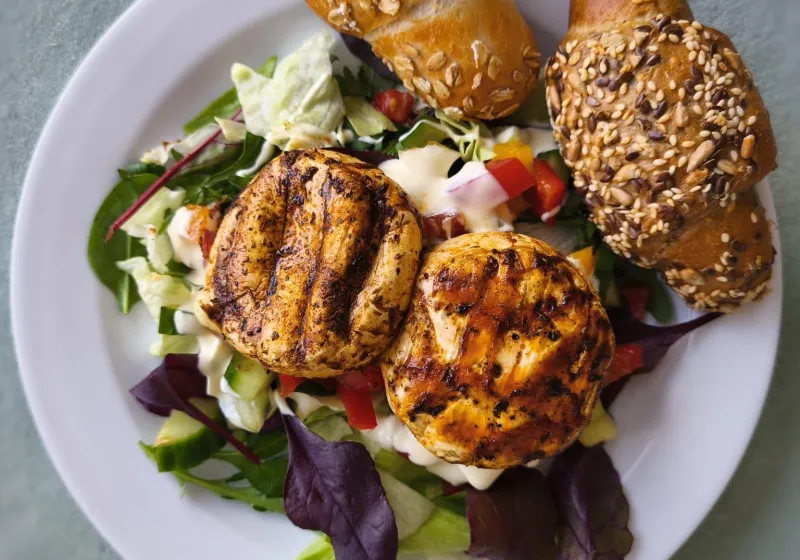 Salát s grilovaným hermelínem a medovo hořčičným dresinkem, rohlíčky