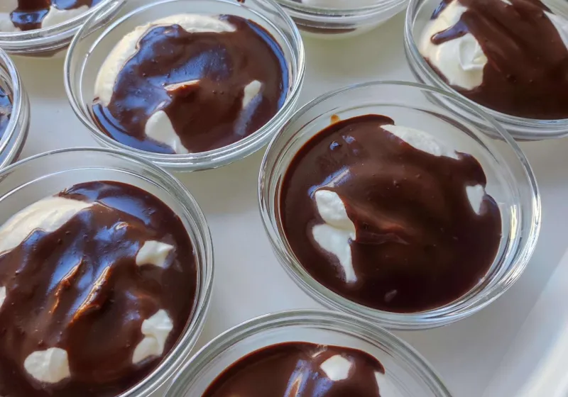 Smetanový dezert s čokoládovým přelivem