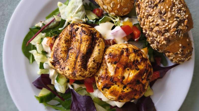 Salát s grilovaným hermelínem a medovo hořčičným dresinkem, rohlíčky